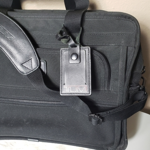 Tumi 225D3 Black Carry-on Travel Overnight Bag Case with Shoulder Strap-17x13x8" - Picture 2 of 15